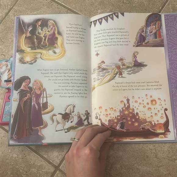 Disney Princess Movie Theater storybook and movie projector - Picture 7 of 9